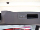 電動バックドア付♪スイッチを押すと自動でバックゲートの開閉が出来て手荷物が多くてもラクラク開閉!