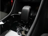 チャコールカラーのシフトノブ。スウェーデンならではのモダンな感覚にあふれるラグジュアリー感。そのスタイリッシュなエクステリアには、都市のライフスタイルに自然に溶け込むセンスが息づいています。