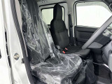 シンプルながら機能性あふれる運転席廻りです。視界性もよく、運転しやすいですよ。