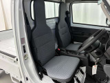 運転席と助手席です。クリーニング専門のスタッフにより隅々まできれいに仕上げております。乗り出しから気持ちよくお使いいただけます。