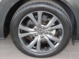 純正215/50R18インチアルミホイール付きで見た目もグッドデザイン!