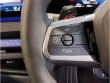 【ハンドル】ドライバーとBMW車の一体感がダイレクトに伝わるステアリングホイール。形状・太さへの拘りに加えて、操作性を高める為にスイッチ類も配置。クイックかつ安定のドライビングを体感下さい!