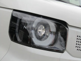 ■LEDヘッドライト■消費電力は少なく、しっかり明るいLEDヘッドライトです!電球タイプ、ハロゲンのライトよりも長く使えるのが特徴です。従来のオレンジ色に近い光ではなく白く明るく照らします