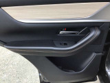 後席のドアトリムとパワーウィンドウスイッチです。