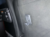 運転席シート背面にお買い物フックが付いています。