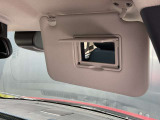 運転席には鏡付きのサンバイザーが付いていますので便利です。