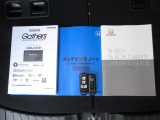 カギをバッグやポケットに入れたままでもドアロックの開閉やエンジン始動ができる『スマートキー』付き!暗くなってもキー穴を捜す必要が無くとっても便利ですから人気の装備です!