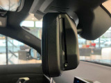 【ミラー内蔵ETC】BMWのETCシステムはルームミラー内蔵型となります。ルームミラー配置により収納スペースを確保しています。