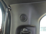 【スピーカー】車内各所に配置されたスピーカーで、お気に入りの音楽やラジオを聞きながらドライブを堪能できます。