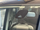 衝突被害軽減システムのカメラ。 前方車両や歩行者を検知、衝突の可能性が高まるとメーター内の警告灯やブザーによりドライバーに回避操作を促します。