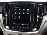 Google搭載のボルボなら、車内にいながら多彩なデジタルライフをお楽しみいただけます。Google Playから必要なアプリをダウンロードして、有意義な移動時間を楽しみましょう。