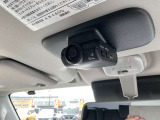 ニッサンオリジナルドライブレコーダー装備です。(フロント+車室内)車室内カメラは、駐車時の安心を高めるとともに、走行中の幅寄せや後方の撮影(リヤガラス越し)にも対応。
