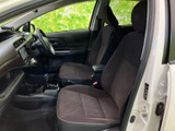 運転席からの視界が広く、安全な運転をサポートします。操作性も良く、スムーズな運転が可能です。