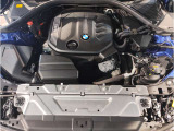【BMWエンジン】革新的なガソリン・エンジン・テクノロジーによる高性能かつ高効率。レスポンスの良いパワーを発揮。常にスムーズな吸気を実現しアクセル開度にダイレクトに反応しドライビングを楽しく演出。