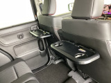 折りたたみ式のシートバックテーブルは限られた空間を有効活用。車内の家族時間をもっと快適に。休憩時のちょっとした小物置に使える、前席背面の格納式テーブルが付いています。