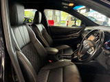 運転席の画像です。足元やシートまわりに余裕があり、リラックスした姿勢で運転が可能です。視界も良好で操作系へのアクセスもしやすく、快適で安心感のあるドライブをサポートします。