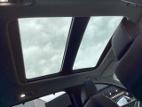 サンルーフの開放感により車内はいつも明るく、自然と会話が弾んでドライブも一段と楽しくなります。