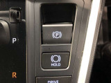 HOLD機能付きの電動パーキングブレーキ。HOLD機能を使用すると、信号待ちなどでフットブレーキから足を放しても、車は動かずそのまま停車してくれます。ドライブなど足が疲れた時には便利な機能です。