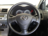 快適な操作性の運転席です。ハンドルも綺麗に清掃済みです。