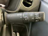 レバーには方向指示器やライト関連の表示があり、必要な操作を手元で確認できます。表示が見やすくまとまっているため、点灯操作を把握しやすく、日常の運転を支えます。
