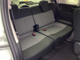 サードシートは跳ね上げタイプです!!荷物が多い時には簡単に荷室に変更して貰えます!!