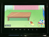 映像を表示する画面を備え、後席での移動時間に楽しみを添えます。時刻も画面上で確認できるため、お子さまとのお出かけや休憩中にも活用できます。