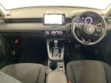 車内は光触媒抗菌消臭施工済です。インパネ周りはスタイリッシュなデザインで機能や装備も充実しています。グローブボックスやカップホルダーのほかにトレーなどたくさんの収納スペースが付いています。