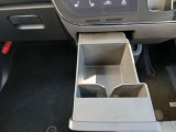 ドリンクホルダー付き!手の届きやすい位置にドリンクを行くことができます。