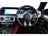 G63専用のAMGパフォーマンスステアリングを採用。スポーティなデザインと握りやすい形状が魅力です。ドライバーが直接触れる部分だからこそ、高級感と操作性をしっかりと感じられる仕上がりです。