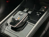 前後の動きだけで簡単に操作できる先進的なデザインのシフト。扱いやすく、手に馴染みやすい設計となっています。電子パーキング・オートブレーキホールド付き