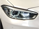 BMWの伝統の丸目4灯ヘッドライトでございます。LEDライトで視認性もよく明るく安全性の向上につながります。