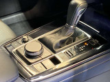 【オートブレーキホールド】停車中にブレーキペダルから足を放しても、ブレーキを自動的に制御して、車両の停車状態を保持する機能です。信号待ちなどの停車時に運転者の負担を軽減します。
