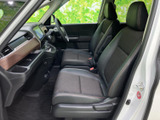 前席は視界が広く、運転席と助手席それぞれで落ち着いて過ごせる配置です。座面や背もたれには色の切り替えがあり、足元まで整った室内で、日常の移動も快適にお使いいただけます。