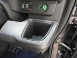 運転席右側のドリンクホルダーです。