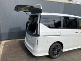 軽いハーフバックドアを開ければ狭い駐車場でも荷物が出せますね♪