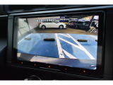 リヤカメラ付きなので、シフトレバーをリバースにすると連動してカメラ映像に切り替わります。