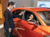ショールームの展示車では、実際にお乗りいただきながら上質な乗り心地や空間をご体感いただけます。操作方法や設備については専門知識を持つスタッフが丁寧にご案内いたします。