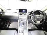上質で落ち着いた印象のインパネ。視界も広々で運転しやすいです。