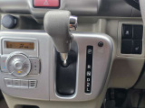 手に馴染むシフトノブで扱いやすく、快適な運転を支えます。