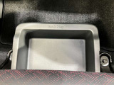 助手席アンダーボックスは運転用の替え靴や、車内に常備しておきたい子供用品、着替えた服などが収納できて便利です。女性に嬉しい収納スペースです