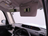 運転席サンバイザー裏にバニティミラー。気になった時にサッと身だしなみチェック。