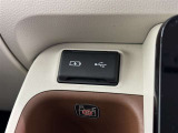 充電用USB端子付き。スマートフォンなどの充電に便利です。