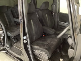 女性でも運転がしやすいように、シートの高さ調整機能(シートリフター)がついています。運転席と助手席の間が空いている為、助手席側への移動がスムーズです。交通量の多い道でも助手席側から乗り降りができます。