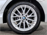 BMWの純正アロイホイールは軽量かつ強度にも優れているホイールで走行性能を引き上げる設計になっております。足元にもBMWは妥協がなくこだわっている個所になります。