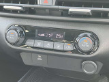 すっきりした運転席周りにはナビやエアコンの操作パネルを設置しておりますので、お一人での運転でもご安心できます。