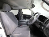 ゆったり室内で運転もしやすいです♪使い勝手の良い配置も考えられています!!