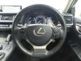 【ハンドル】手を離す事なく、オーディオを操作する事が出来るステアリングスイッチ。視線の動きが少なく安全性も上がります♪