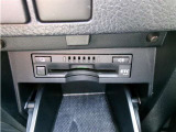 ETC車載器を装備しています。高速道路の料金所もストレスなく通行できます。すっきりとしたビルトインタイプですよ。
