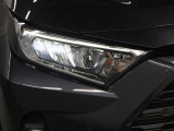 LEDヘッドライトには「オートマチックハイビームシステム」を搭載。夜間走行時にハイビームで走行可能と判断した場合、ロービームとハイビームを自動的に切り替え、前方視界確保をアシストします。