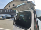 バックドアの真ん中から開けることが可能です。後ろが狭くても荷物を収納したり出したりすることも簡単に出来ます。